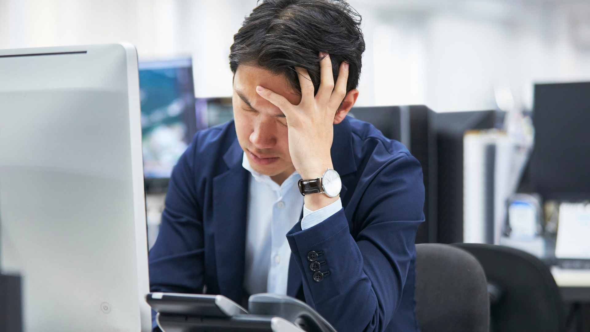 経営課題に向き合うビジネスパーソン